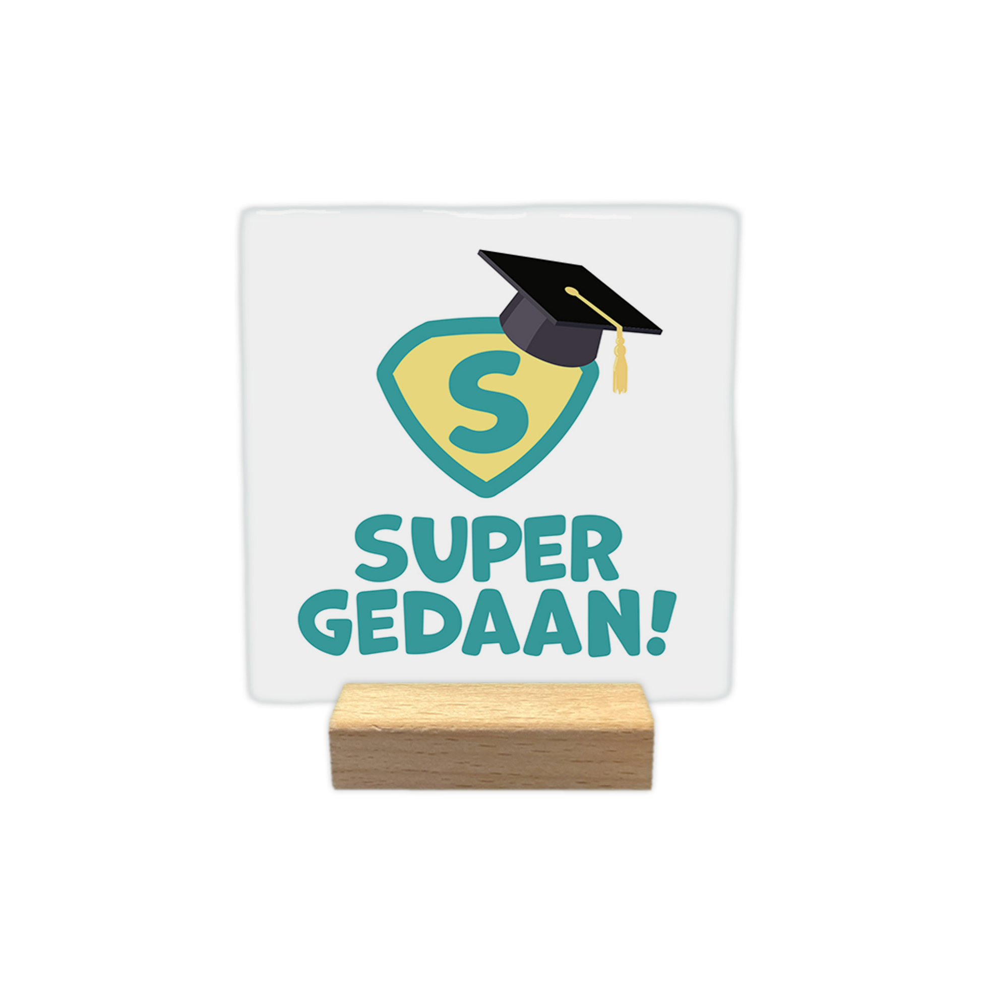 Super gedaan! - Decoratie tegel - Formaat: - Op deze decoratie tegel staat een geel en groen superman logo met een afstudeerhoed erop. Onder het logo staat in het groen de tekst 'Super gedaan!'. - Snelwenskaart