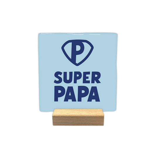 Super papa - Decoratie tegel - Formaat: - Op deze decoratie tegel staat bovenaan een donkerblauw schildvormig icoon met daarin de letter 'P'. Daaronder staat de tekst "SUPER PAPA" in grote, donkerblauwe hoofdletters gecentreerd op een lichtblauwe achtergrond. Het gehele ontwerp heeft een minimalistische en strakke uitstraling. - Snelwenskaart