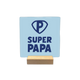 Super papa - Decoratie tegel - Formaat: - Op deze decoratie tegel staat bovenaan een donkerblauw schildvormig icoon met daarin de letter 'P'. Daaronder staat de tekst "SUPER PAPA" in grote, donkerblauwe hoofdletters gecentreerd op een lichtblauwe achtergrond. Het gehele ontwerp heeft een minimalistische en strakke uitstraling. - Snelwenskaart