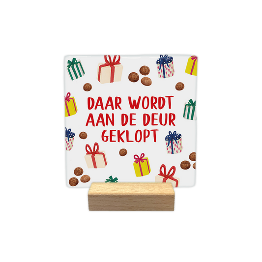 Daar wordt aan de deur geklopt