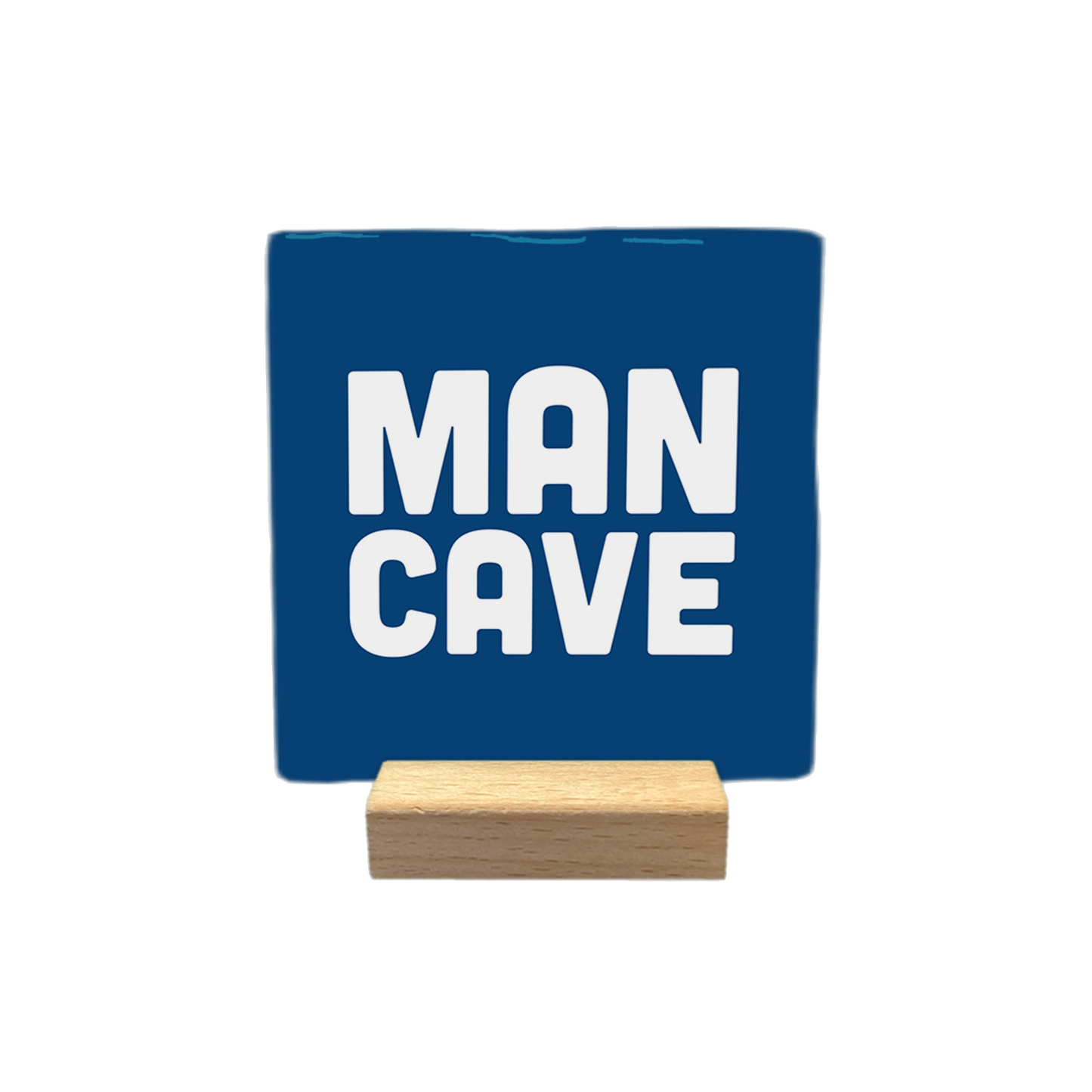 Decoratietegel – 10 x 10 cm - Op deze decoratietegel staat de tekst "MAN CAVE" in witte, robuuste hoofdletters. De tekst is gecentreerd op een donkerblauwe, vierkante achtergrond. | Op werkdagen voor 17:00 uur besteld = dezelfde dag verzonden. Meer dan 2000 verschillende wenskaarten.