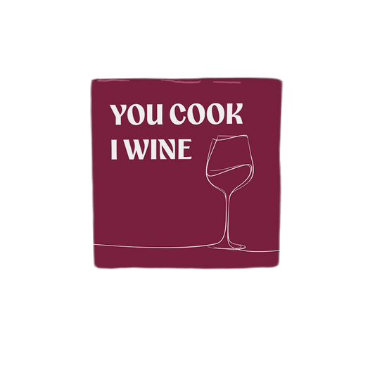Decoratietegel – 10 x 10 cm - Op deze decoratietegel staat de tekst "YOU COOK I WINE" in witte hoofdletters. Aan de rechterkant is een minimalistische lijntekening van een wijnglas afgebeeld. De tekst en de tekening staan op een dieprode achtergrond. 