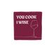 Decoratietegel – 10 x 10 cm - Op deze decoratietegel staat de tekst "YOU COOK I WINE" in witte hoofdletters. Aan de rechterkant is een minimalistische lijntekening van een wijnglas afgebeeld. De tekst en de tekening staan op een dieprode achtergrond. 
