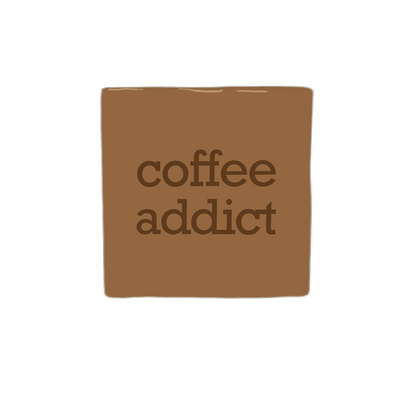 Decoratietegel – 10 x 10 cm - Op deze decoratietegel staat de tekst "coffee addict" in donkerbruine letters. De tekst is gecentreerd op een bruine achtergrond. 