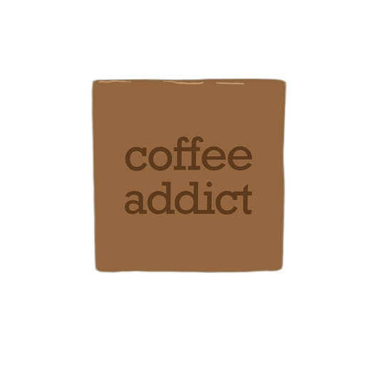 Decoratietegel – 10 x 10 cm - Op deze decoratietegel staat de tekst "coffee addict" in donkerbruine letters. De tekst is gecentreerd op een bruine achtergrond. 
