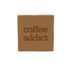 Decoratietegel – 10 x 10 cm - Op deze decoratietegel staat de tekst "coffee addict" in donkerbruine letters. De tekst is gecentreerd op een bruine achtergrond. 