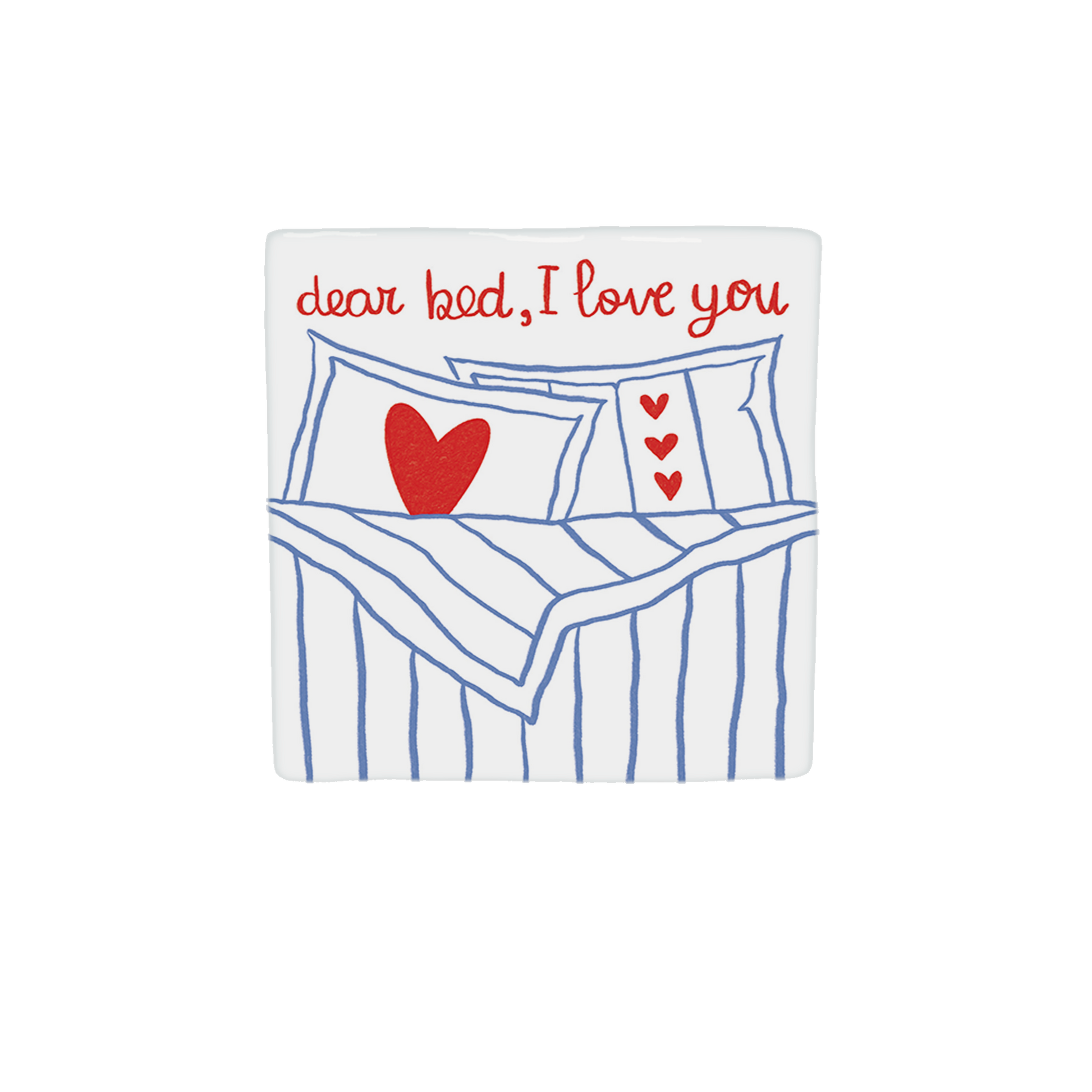 Decoratietegel – 10 x 10 cm - Op deze decoratietegel staat bovenaan de tekst "dear bed, I love you" in een handgeschreven rood lettertype. Daaronder is een illustratie afgebeeld van een opgemaakt bed met blauw-witte strepen, voorzien van kussens die zijn versierd met rode hartjes. Het ontwerp is gecentreerd op een witte achtergrond. 