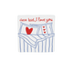 Decoratietegel – 10 x 10 cm - Op deze decoratietegel staat bovenaan de tekst "dear bed, I love you" in een handgeschreven rood lettertype. Daaronder is een illustratie afgebeeld van een opgemaakt bed met blauw-witte strepen, voorzien van kussens die zijn versierd met rode hartjes. Het ontwerp is gecentreerd op een witte achtergrond. 