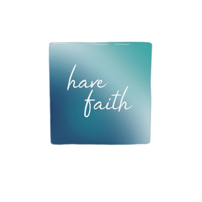Decoratietegel – 10 x 10 cm - Op deze decoratietegel staat de tekst "have faith" in sierlijke, witte letters. De tekst is gecentreerd op een vierkante achtergrond die verloopt van een donkerblauwe kleur aan de linkerkant naar een lichtere, blauwgroene tint aan de rechterkant. 