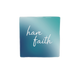 Decoratietegel – 10 x 10 cm - Op deze decoratietegel staat de tekst "have faith" in sierlijke, witte letters. De tekst is gecentreerd op een vierkante achtergrond die verloopt van een donkerblauwe kleur aan de linkerkant naar een lichtere, blauwgroene tint aan de rechterkant. 