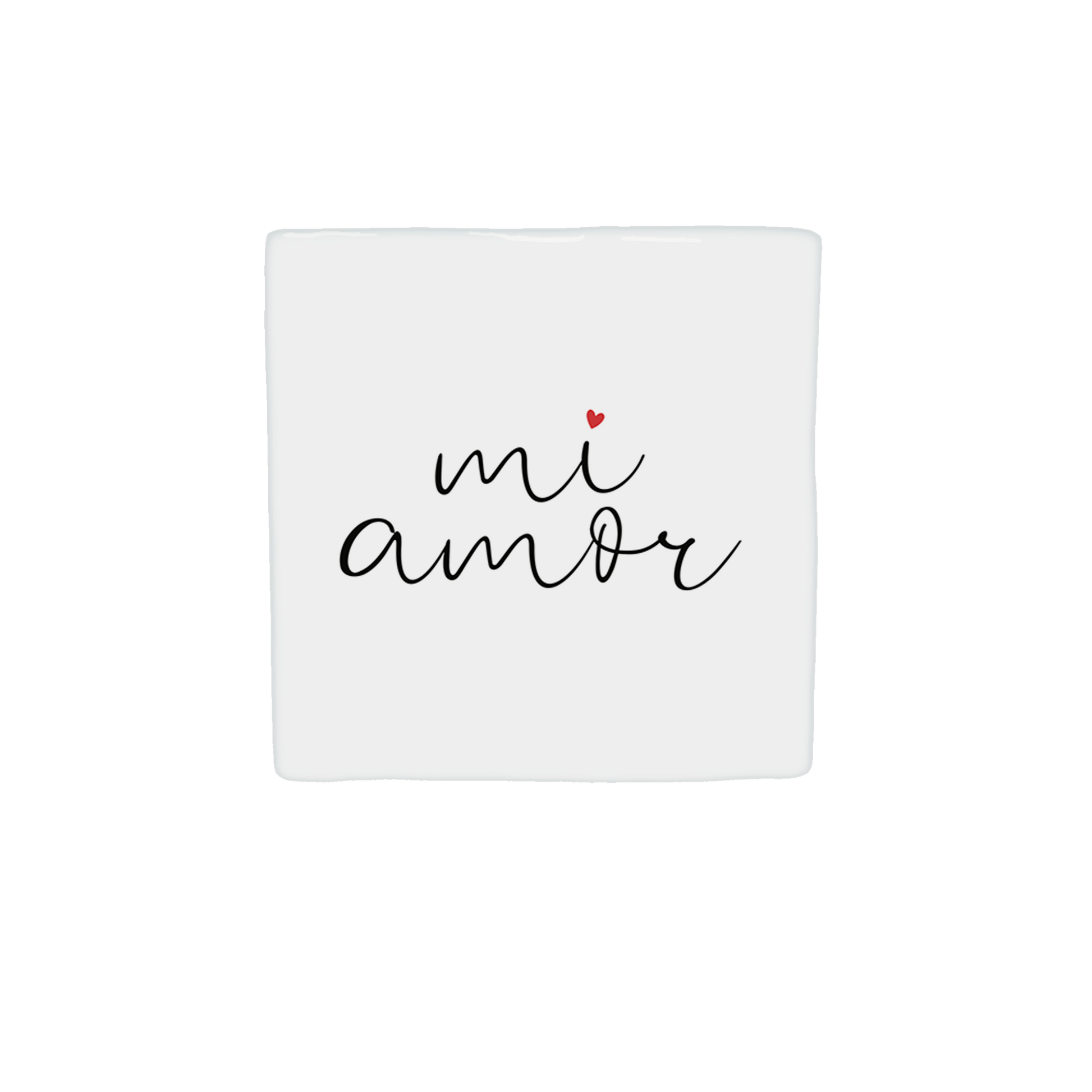  Op deze decoratietegel staat de tekst "mi amor" in een zwart, cursief handschrift. Boven de letter "i" staat een klein, rood hartje. De tekst is gecentreerd op een witte achtergrond. Iedere tegel wordt geleverd inclusief houten presentatieblok. 