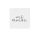  Op deze decoratietegel staat de tekst "mi amor" in een zwart, cursief handschrift. Boven de letter "i" staat een klein, rood hartje. De tekst is gecentreerd op een witte achtergrond. Iedere tegel wordt geleverd inclusief houten presentatieblok. 