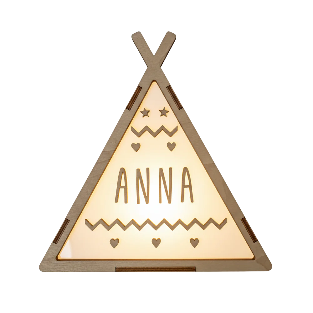 Op deze lamp staat een houten tipi-tent afgebeeld met een warme, oplichtende driehoekige voorzijde. Bovenin de lamp zijn twee sterretjes en twee kleine hartjes te zien, met daaronder een naam in houten letters. Onder de naam bevindt zich een zigzaggend patroon en drie kleine hartjes.