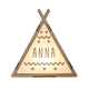 Op deze lamp staat een houten tipi-tent afgebeeld met een warme, oplichtende driehoekige voorzijde. Bovenin de lamp zijn twee sterretjes en twee kleine hartjes te zien, met daaronder een naam in houten letters. Onder de naam bevindt zich een zigzaggend patroon en drie kleine hartjes.