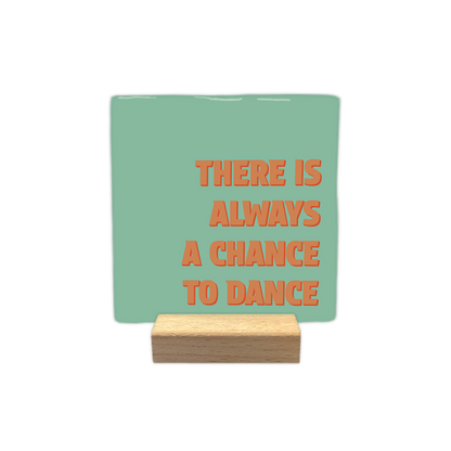 There is always a chance to dance - Decoratie tegel - Formaat: - Op deze decoratie tegel staat in het oranje de tekst 'There is always a chance to dance'. De achtergrond van de decoratie tegel is licht groen. - Snelwenskaart