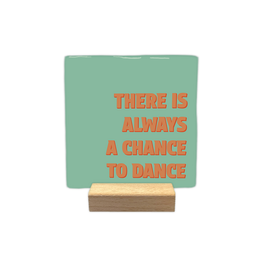 There is always a chance to dance - Decoratie tegel - Formaat: - Op deze decoratie tegel staat in het oranje de tekst 'There is always a chance to dance'. De achtergrond van de decoratie tegel is licht groen. - Snelwenskaart