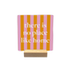 There is no place like home - Decoratie tegel - Formaat: - Op deze decoratietegel staat de tekst "there is no place like home" in witte letters met een klassiek schreeflettertype. De tekst is gecentreerd op een vierkante achtergrond met verticale roze en oranje strepen. - Snelwenskaart