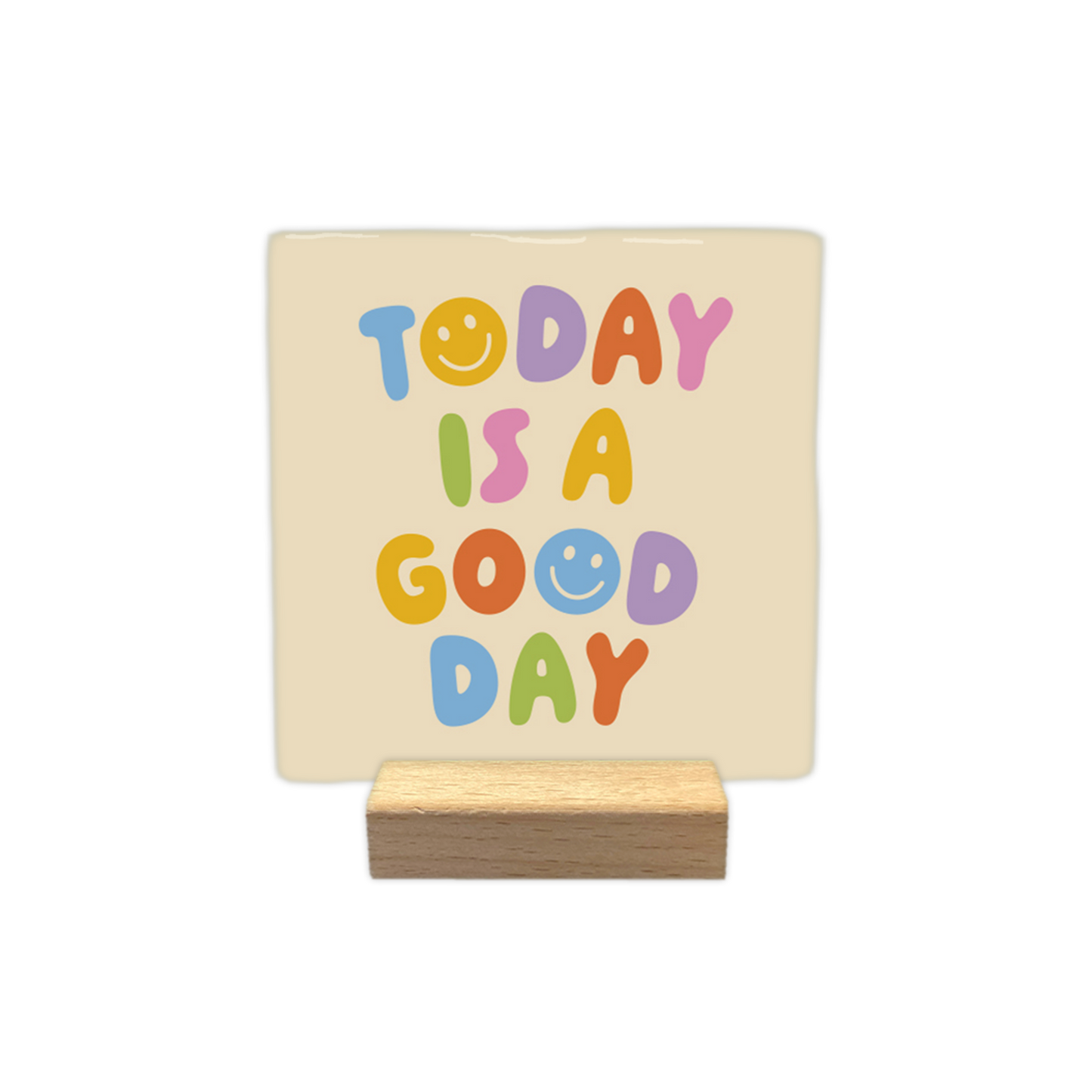 Today is a good day - Decoratie tegel - Formaat: - Op deze decoratietegel staat de tekst "TODAY IS A GOOD DAY" in kleurrijke, speelse letters afgebeeld tegen een crèmekleurige achtergrond. De tekst is opgebouwd uit verschillende pastelkleuren, waarbij de letter "O" in zowel "TODAY" als "GOOD" is vormgegeven als een smiley. Het ontwerp heeft een vrolijke uitstraling door het gebruik van variërende kleuren zoals blauw, geel, paars, oranje, roze en groen. - Snelwenskaart