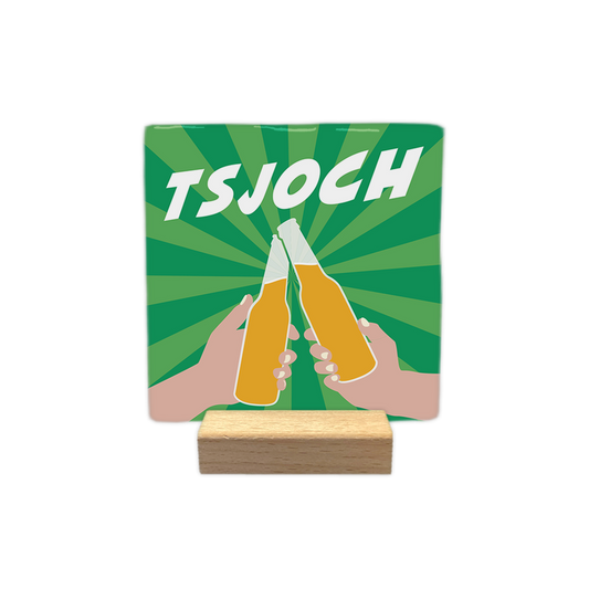 Tsjoch - Decoratie tegel - Formaat: - Op deze decoratie tegel staat de tekst "TSJOCH" in witte letters bovenaan afgebeeld. Onder de tekst is een afbeelding te zien van twee handen die een toost uitbrengen met bierflesjes. De achtergrond heeft een groenkleurig patroon met stralen. - Snelwenskaart