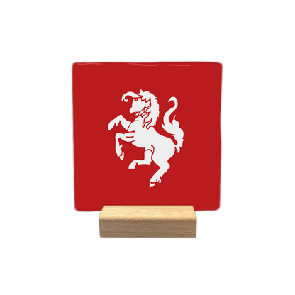 Twente - Decoratie tegel - Formaat: - Op deze decoratie tegel staat een wit silhouet van een steigerend paard afgebeeld. De achtergrond is volledig rood. Het ontwerp is eenvoudig en strak gehouden. - Snelwenskaart