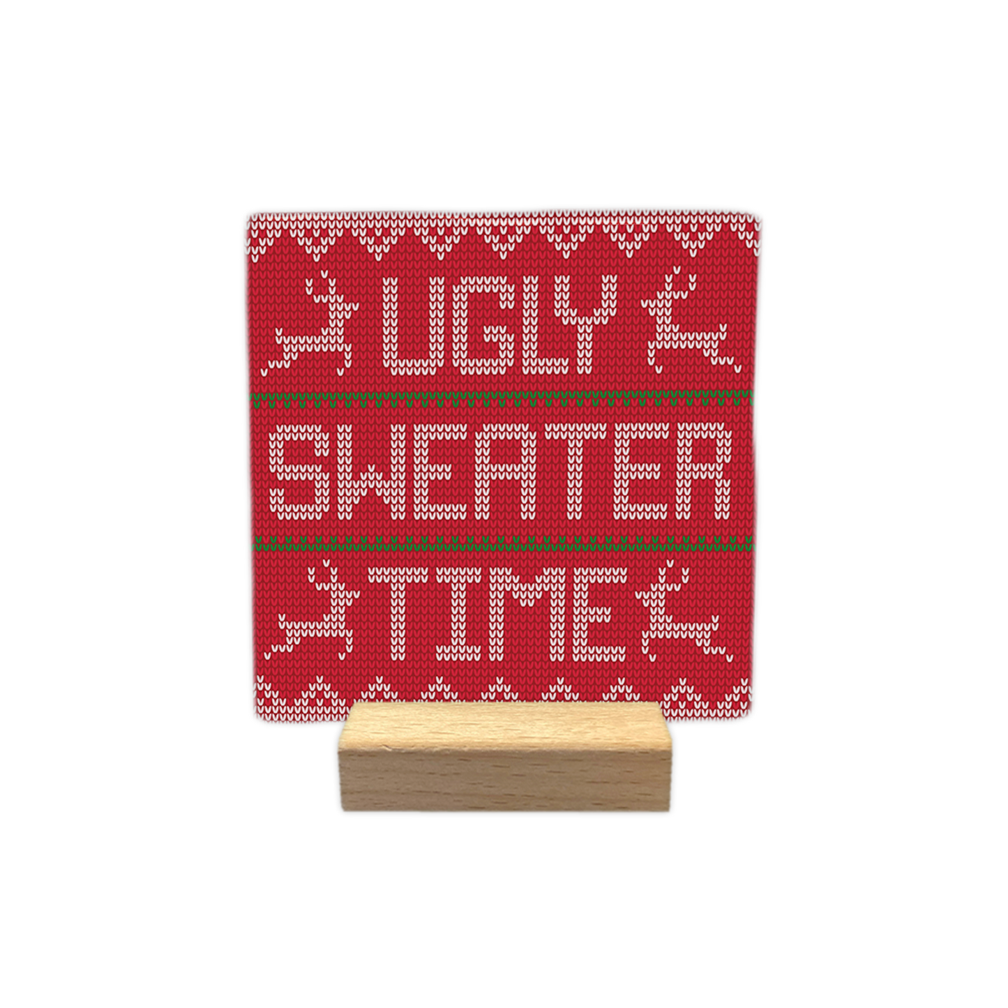 Ugly sweater time - Decoratie tegel - Formaat: - Op deze decoratie tegel staat een rood gebreid patroon dat lijkt op een kersttrui. Het ontwerp heeft witte gebreide patronen, rendieren en strepen in groen en wit. In het midden staat de tekst ugly sweater time in witte gebreide letters. - Snelwenskaart