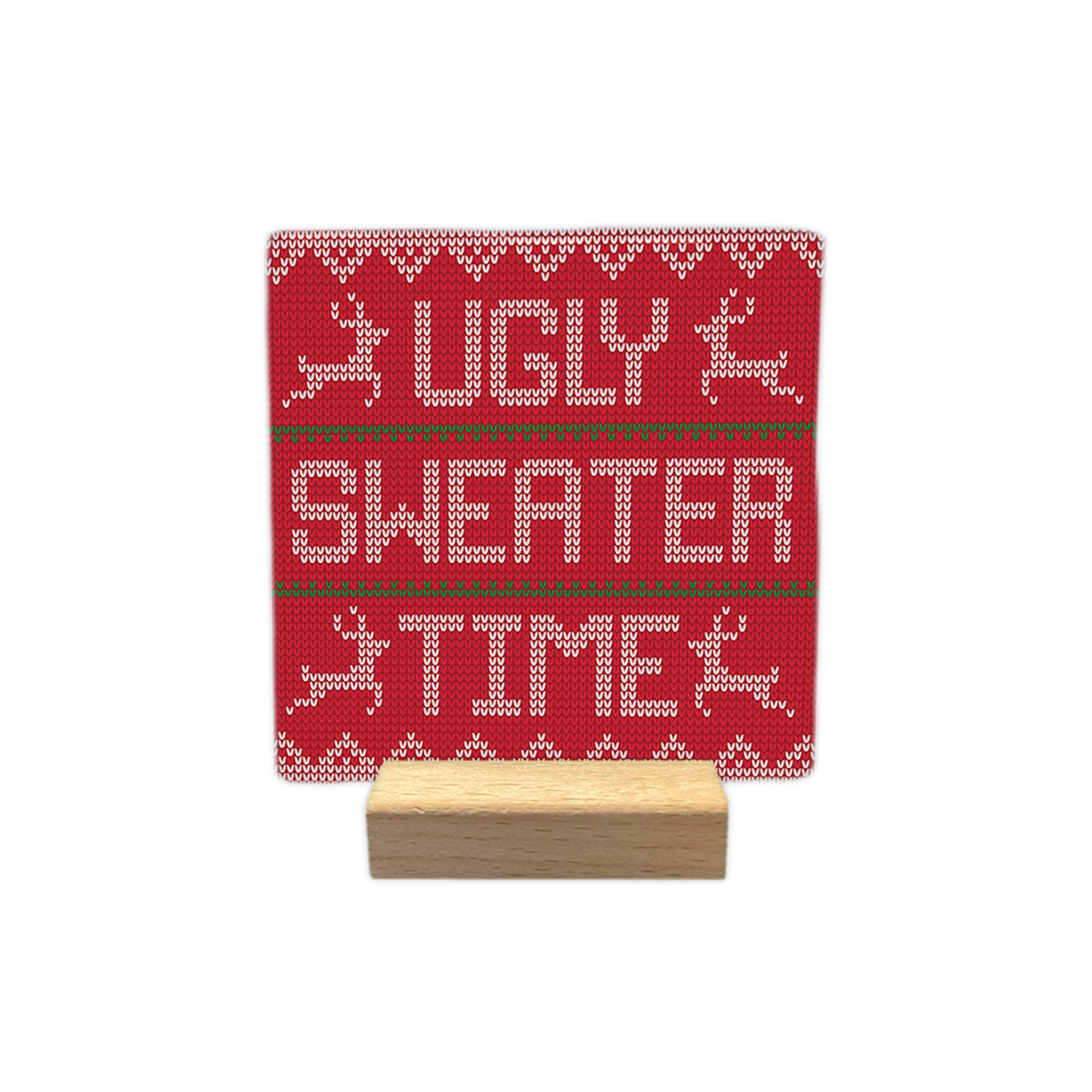 Ugly sweater time - Decoratie tegel - Formaat: - Op deze decoratie tegel staat een rood gebreid patroon dat lijkt op een kersttrui. Het ontwerp heeft witte gebreide patronen, rendieren en strepen in groen en wit. In het midden staat de tekst ugly sweater time in witte gebreide letters. - Snelwenskaart