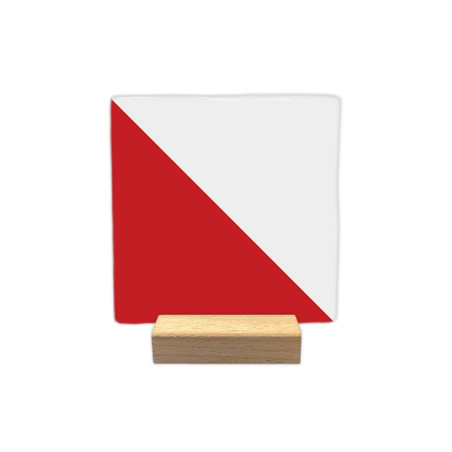 Utrecht - Decoratie tegel - Formaat: - Op deze decoratie tegel wordt het oppervlak door een diagonale lijn in twee gelijke driehoeken verdeeld. De linkeronderhelft is rood gekleurd, terwijl de rechterbovenhelft wit is. Het ontwerp is strak en geometrisch van aard. - Snelwenskaart