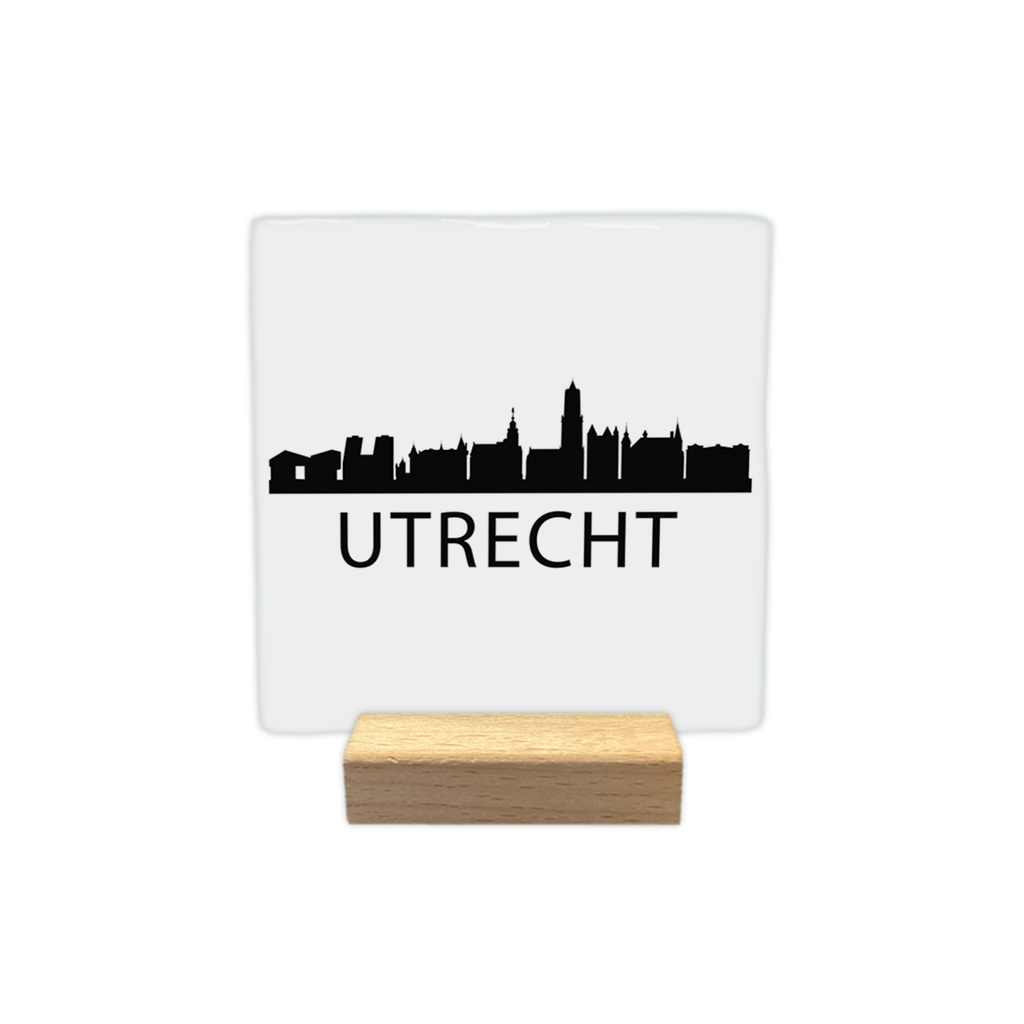 Utrecht skyline - Decoratie tegel - Formaat: - Op deze decoratie tegel staat een zwarte skyline van Utrecht afgebeeld tegen een witte achtergrond. Het silhouet bevat diverse herkenbare gebouwen uit de stad, waaronder de Domtoren. Onder de skyline staat in zwarte letters de plaatsnaam Utrecht. Het ontwerp is minimalistisch uitgevoerd in zwart en wit. - Snelwenskaart
