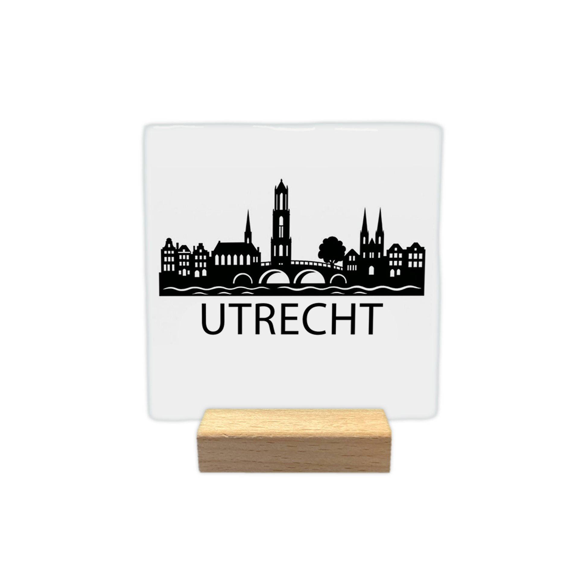 Utrecht skyline - Decoratie tegel - Formaat: - Op deze decoratie tegel staat een zwarte skyline van Utrecht afgebeeld tegen een witte achtergrond. Het silhouet bevat een brug over het water, de Domtoren en historische panden. Onder de skyline staat in zwarte letters de plaatsnaam Utrecht. Het ontwerp is minimalistisch uitgevoerd in zwart en wit. - Snelwenskaart