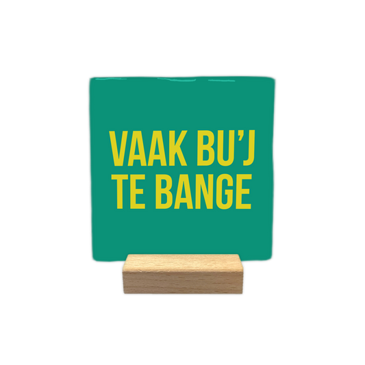 Vaak bu'j te bang - Decoratie tegel - Formaat: - Op deze decoratie tegel staat de tekst "vaak bu’j te bang" in gele letters centraal afgebeeld. De achtergrond van de tegel is groen van kleur. - Snelwenskaart