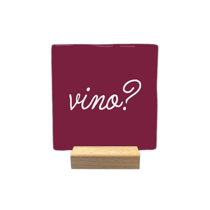 Vino? - Decoratie tegel - Formaat: - Op deze decoratietegel staat de tekst "vino?" in een sierlijk, wit handschrift. De tekst is gecentreerd op een dieprode achtergrond. - Snelwenskaart