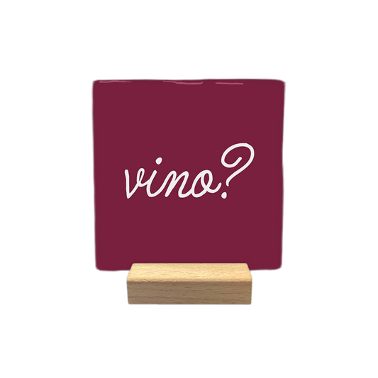Vino? - Decoratie tegel - Formaat: - Op deze decoratietegel staat de tekst "vino?" in een sierlijk, wit handschrift. De tekst is gecentreerd op een dieprode achtergrond. - Snelwenskaart