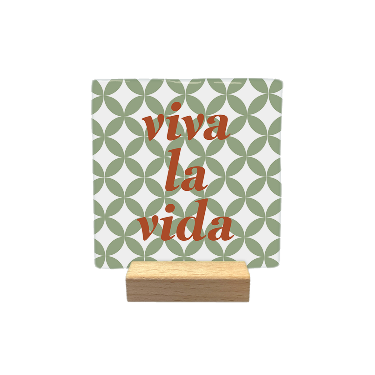 Viva la vida - Decoratie tegel - Formaat: - Op deze decoratietegel staat de tekst "viva la vida" in roodbruine, gecentreerde letters. De achtergrond is voorzien van een wit-groen geometrisch patroon van overlappende cirkels. - Snelwenskaart