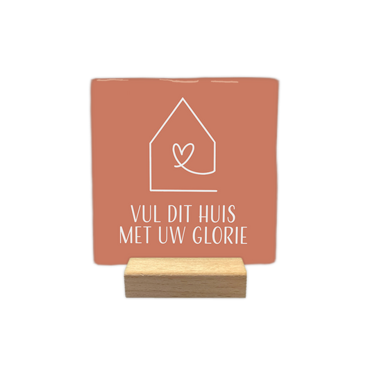 Vul dit huis met uw glorie - Decoratie tegel - Formaat: - Op deze decoratie tegel staat een wit lijnontwerp van een huisje met een hartje in het midden. Daaronder staat de tekst "Vul dit huis met uw glorie" in witte letters. Het geheel is geplaatst tegen een terracottakleurige achtergrond. - Snelwenskaart