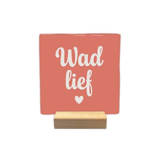 Wad lief - Decoratie tegel - Formaat: - Op deze decoratie tegel staat de tekst "Wad lief" in crèmekleurige, sierlijke letters centraal afgebeeld. Onder de tekst bevindt zich een klein, crèmekleurig hartje. De achtergrond van de tegel is koraalkleurig. - Snelwenskaart