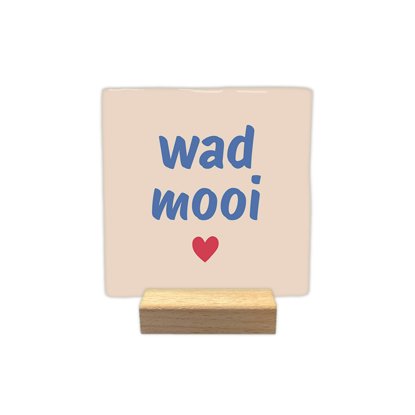 Wad mooi - Decoratie tegel - Formaat: - Op deze decoratie tegel staat de tekst "wad mooi" in blauwe letters centraal afgebeeld. Onder deze tekst is een klein rood hartje getekend. De achtergrond van de tegel is lichtbeige van kleur. - Snelwenskaart