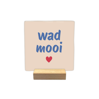 Wad mooi - Decoratie tegel - Formaat: - Op deze decoratie tegel staat de tekst "wad mooi" in blauwe letters centraal afgebeeld. Onder deze tekst is een klein rood hartje getekend. De achtergrond van de tegel is lichtbeige van kleur. - Snelwenskaart