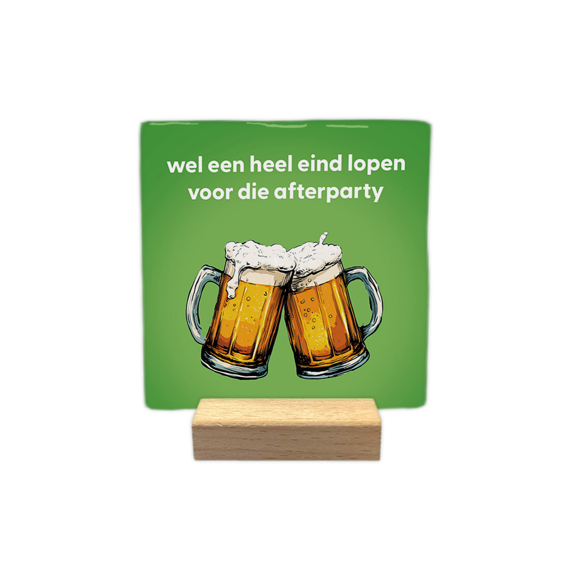 Wel een heel eind lopen - Decoratie tegel - Formaat: - Op deze decoratie tegel staat bovenaan de tekst "wel een heel eind lopen voor die afterparty" in witte letters. Daaronder zijn twee glazen bier te zien die tegen elkaar aan worden gehouden. De achtergrond heeft een egale groene kleur. - Snelwenskaart