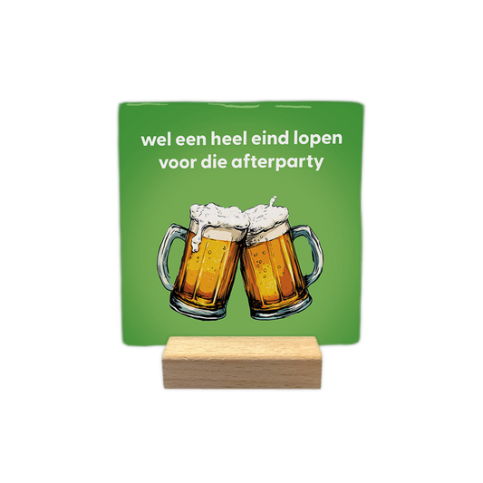 Wel een heel eind lopen - Decoratie tegel - Formaat: - Op deze decoratie tegel staat bovenaan de tekst "wel een heel eind lopen voor die afterparty" in witte letters. Daaronder zijn twee glazen bier te zien die tegen elkaar aan worden gehouden. De achtergrond heeft een egale groene kleur. - Snelwenskaart