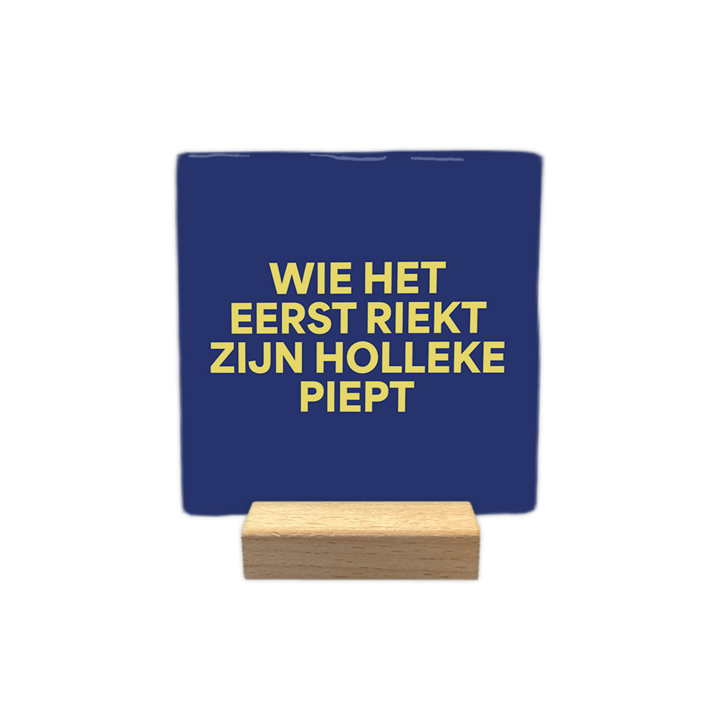 Wie het eerst riekt zien Holleke piept - Decoratie tegel - Formaat: - Op deze decoratie tegel staat de tekst "wie het eerst riekt zijn holleke piept" in vier regels afgebeeld. De tekst is geschreven in gele letters. De achtergrond van de tegel is donkerblauw. - Snelwenskaart