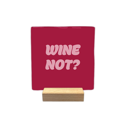 Wine not? - Decoratie tegel - Formaat: - Op deze decoratie tegel staat de tekst "WINE NOT?" in roze, speelse letters centraal afgebeeld. De achtergrond van de illustratie is uitgevoerd in een egale, donkerroze kleur. - Snelwenskaart