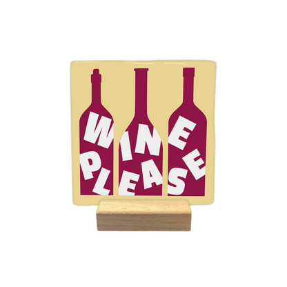 Wine please - Decoratie tegel - Formaat: - Op deze decoratietegel staan drie bordeauxrode wijnflessen afgebeeld, waarbinnen met grote, witte letters de tekst "WINE PLEASE" is verwerkt. De tekst is verdeeld over de flessen, waarbij "WINE" boven en "PLEASE" onder staat. Het ontwerp is gecentreerd op een lichtbeige achtergrond. - Snelwenskaart