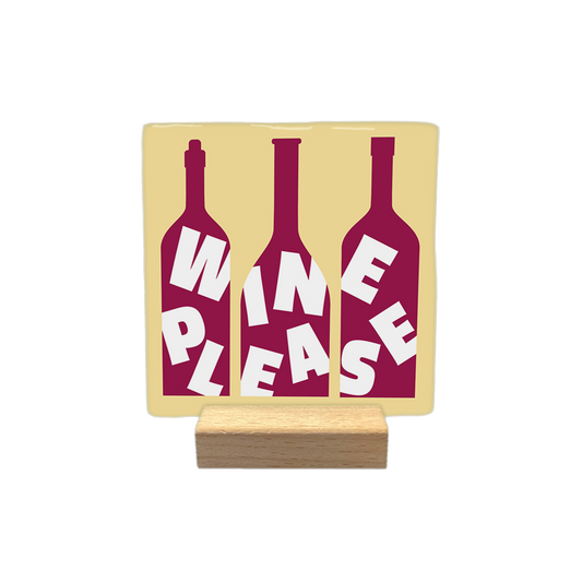 Wine please - Decoratie tegel - Formaat: - Op deze decoratietegel staan drie bordeauxrode wijnflessen afgebeeld, waarbinnen met grote, witte letters de tekst "WINE PLEASE" is verwerkt. De tekst is verdeeld over de flessen, waarbij "WINE" boven en "PLEASE" onder staat. Het ontwerp is gecentreerd op een lichtbeige achtergrond. - Snelwenskaart