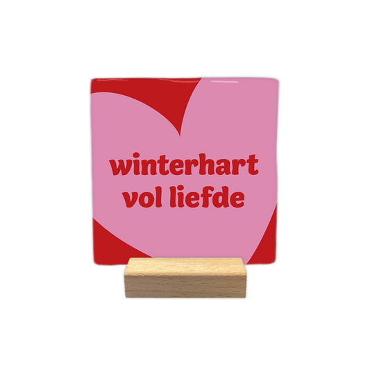Winterhart vol liefde - Decoratie tegel - Formaat: - Op deze decoratie tegel staat een grote roze hartvorm op een rode achtergrond. In het midden van het hart staat in rode letters de tekst winterhart vol liefde. - Snelwenskaart