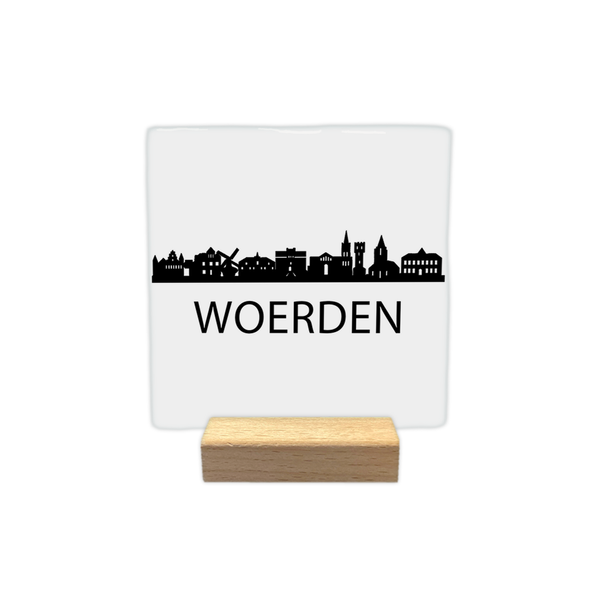 Woerden skyline - Decoratie tegel - Formaat: - Op deze decoratie tegel staat een zwarte skyline van Woerden afgebeeld tegen een witte achtergrond. In het silhouet zijn verschillende herkenbare gebouwen uit de stad te zien, waaronder een molen. Onder de skyline staat in zwarte letters de plaatsnaam Woerden. Het ontwerp is uitgevoerd in een minimalistische zwart-witstijl. - Snelwenskaart