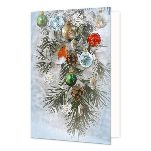 Kerstballen - Formaat: Normaal - Vorm: Staand - Kerstkaart - Op deze kerstkaart hangen sierlijke kerstballen, glinsterende sneeuwvlokken en dennenappels tussen groene dennentakken, met centraal een roodborstje dat de winterse kaart een warme en feestelijke uitstraling geeft. - Snelwenskaart
