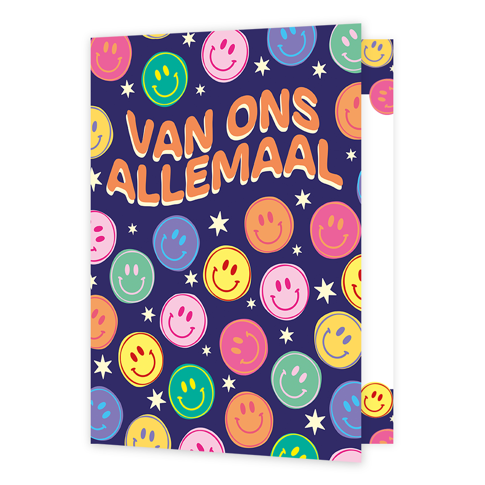Op deze wenskaart staat de tekst "VAN ONS ALLEMAAL" in grote, oranje letters met een beige omlijning tegen een donkerblauwe achtergrond. De illustratie is bezaaid met talloze lachende smileys in diverse kleuren zoals roze, geel, groen, oranje en blauw. Tussen de smileys door zijn kleine witte sterretjes getekend die over het hele oppervlak verspreid zijn.