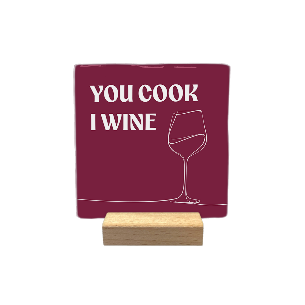 You cook I wine - Decoratie tegel - Formaat: - Op deze decoratietegel staat de tekst "YOU COOK I WINE" in witte hoofdletters. Aan de rechterkant is een minimalistische lijntekening van een wijnglas afgebeeld. De tekst en de tekening staan op een dieprode achtergrond. - Snelwenskaart