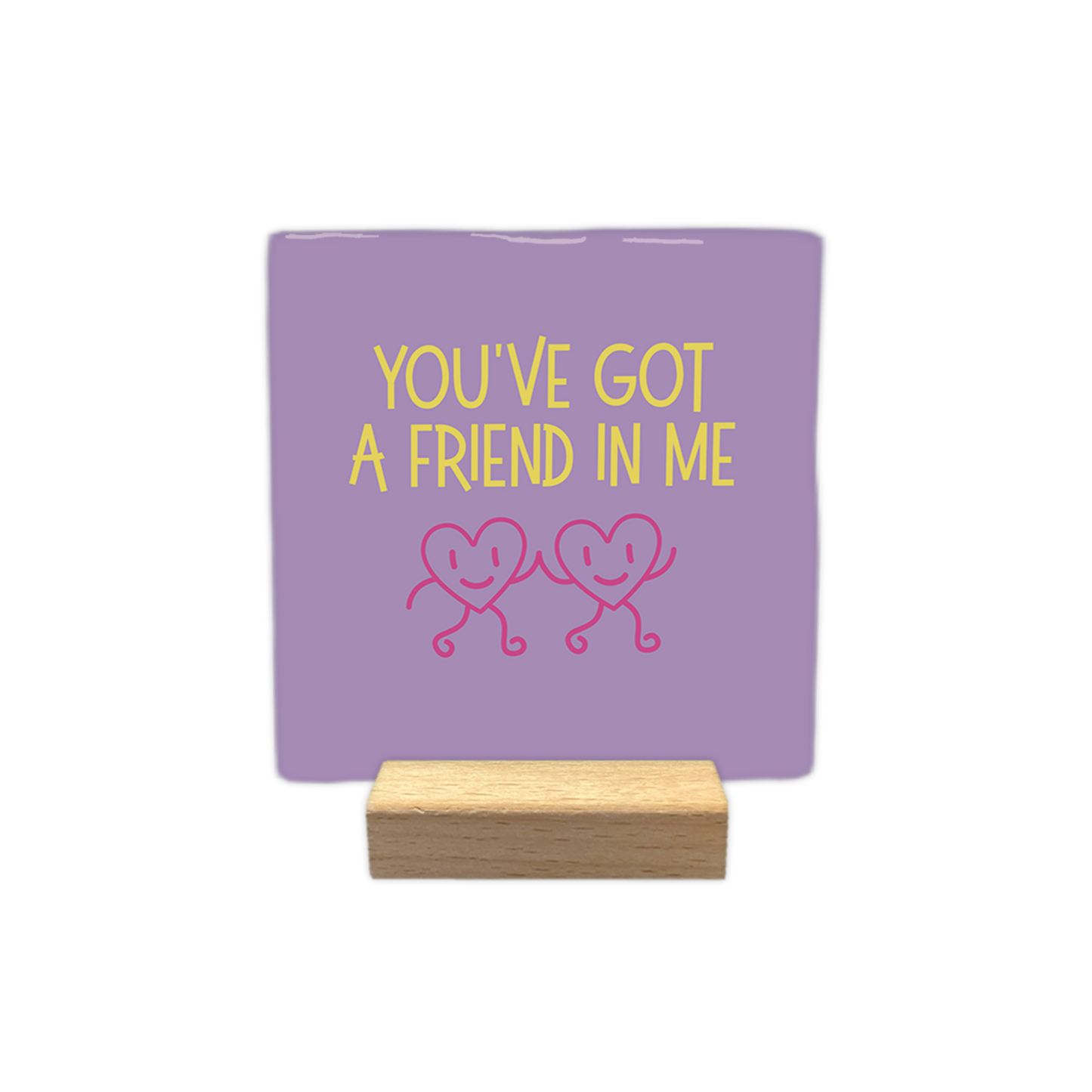 You've got a friend in me - Decoratie tegel - Formaat: - Op deze decoratie tegel staan twee roze hartjes die hand in hand lopen. Boven de roze hartjes staat in het geel de tekst 'You've got a friend in me'. De achtergrond van de decoratie tegel is paars. - Snelwenskaart