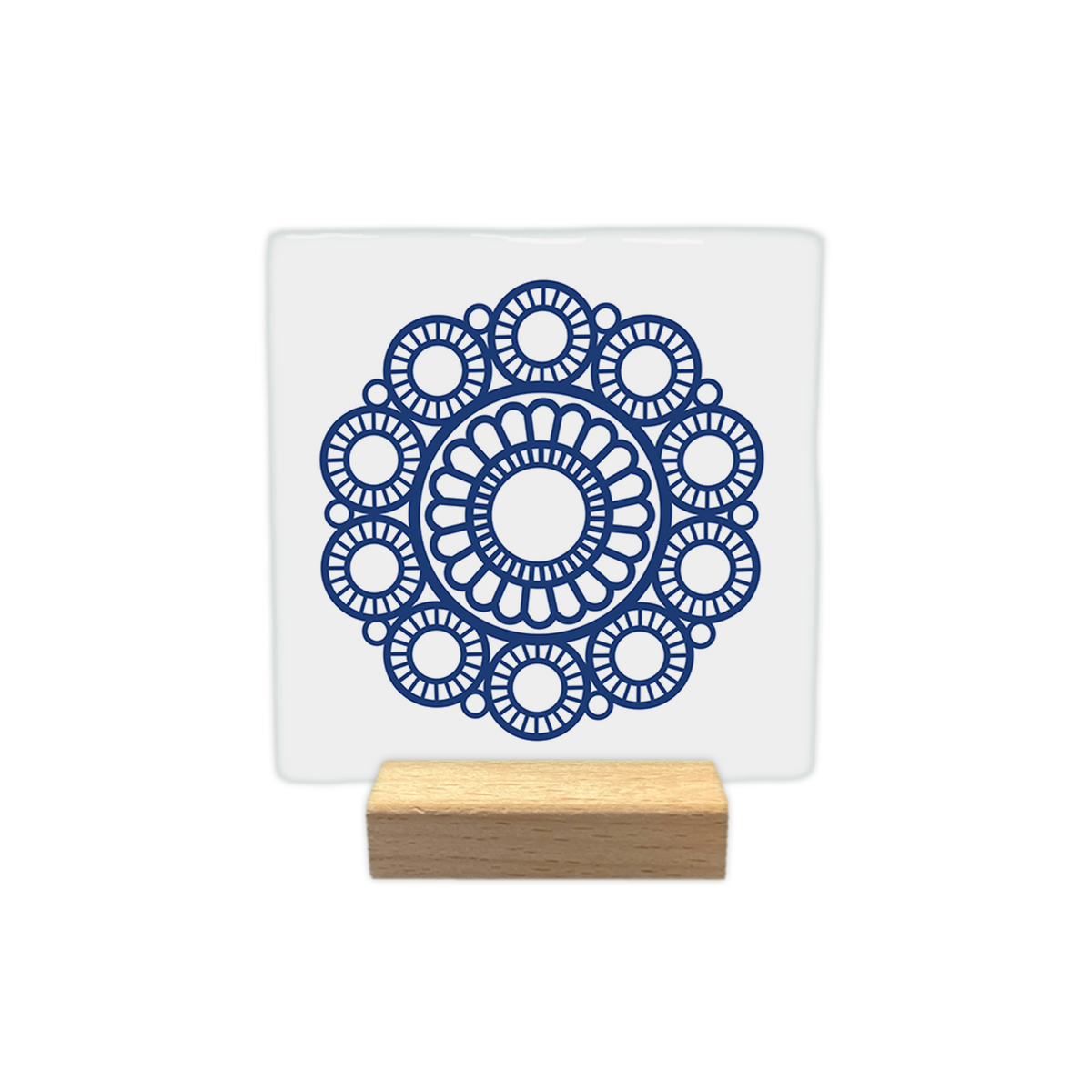 Zeeuwse knop - Decoratie tegel - Formaat: - Op deze decoratie tegel staat een blauw, symmetrisch patroon op een witte achtergrond. In het midden bevindt zich een cirkelvormig motief dat doet denken aan een bloem, omringd door een krans van kleinere, gedetailleerde cirkels. Het ontwerp heeft een decoratieve en geometrische stijl. - Snelwenskaart